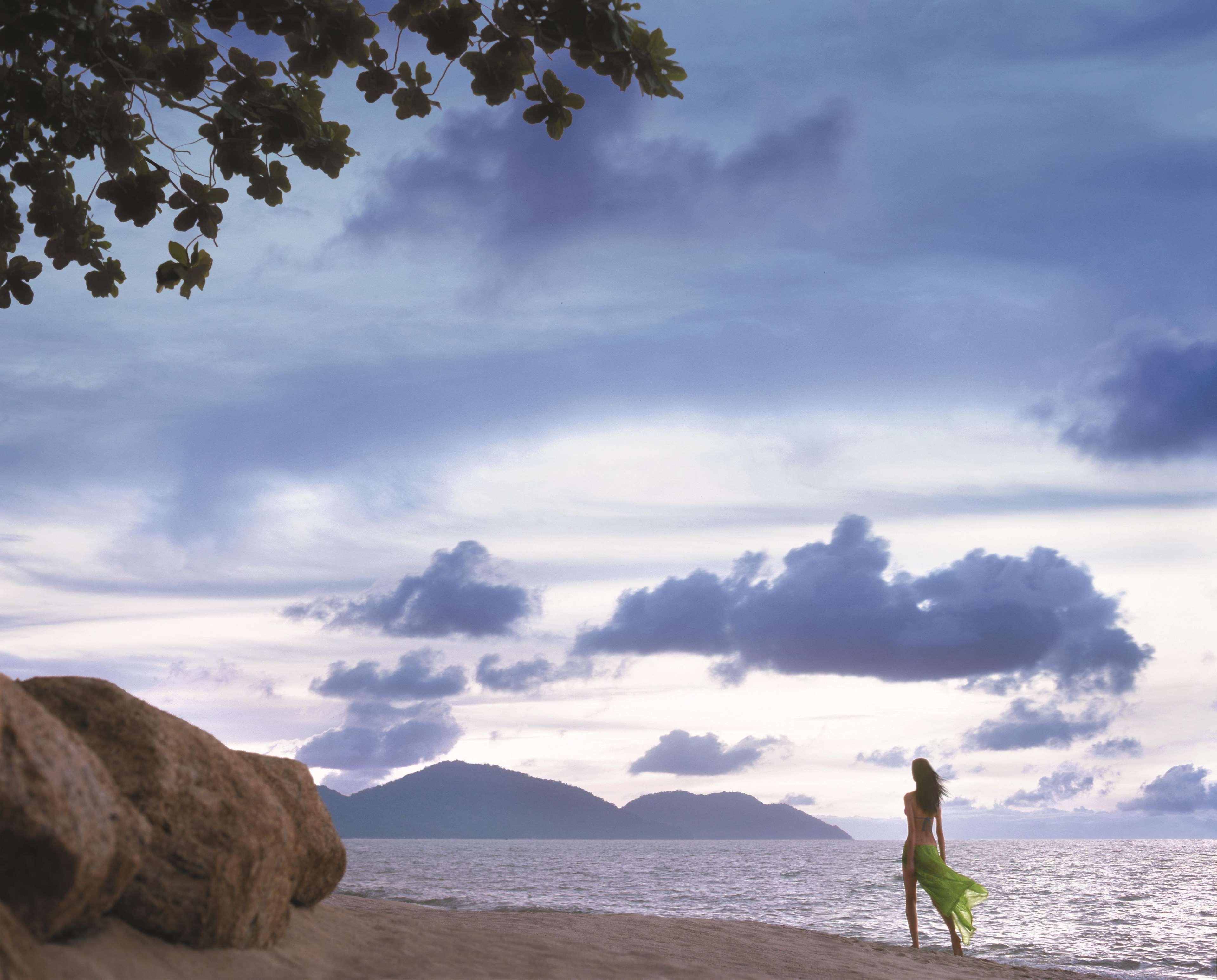 Shangri-La Rasa Sayang, Penang Batu Ferringhi Esterno foto Sunset at the beach