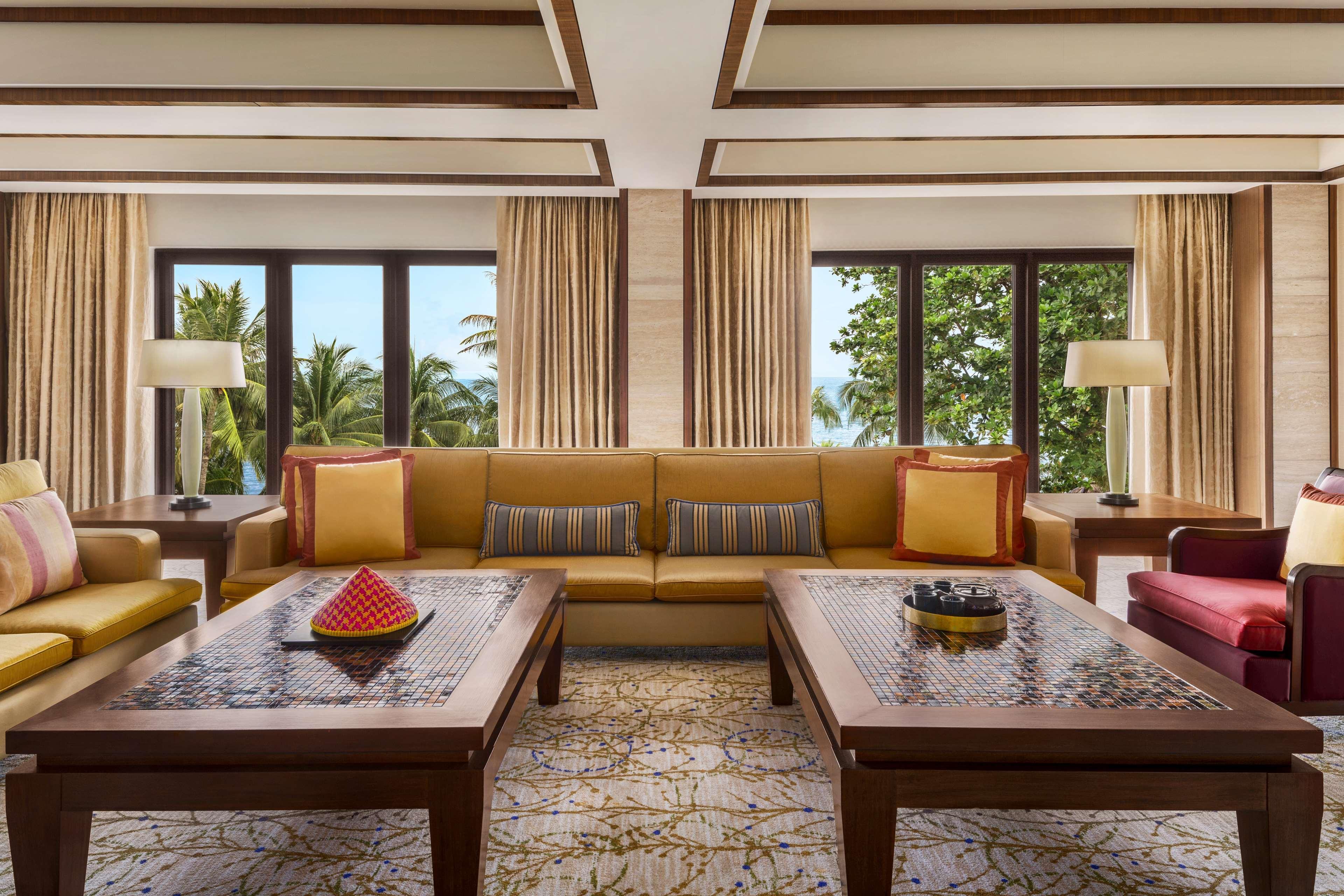 Shangri-La Rasa Sayang, Penang Batu Ferringhi Esterno foto The living room of a suite at the Westin Maldives