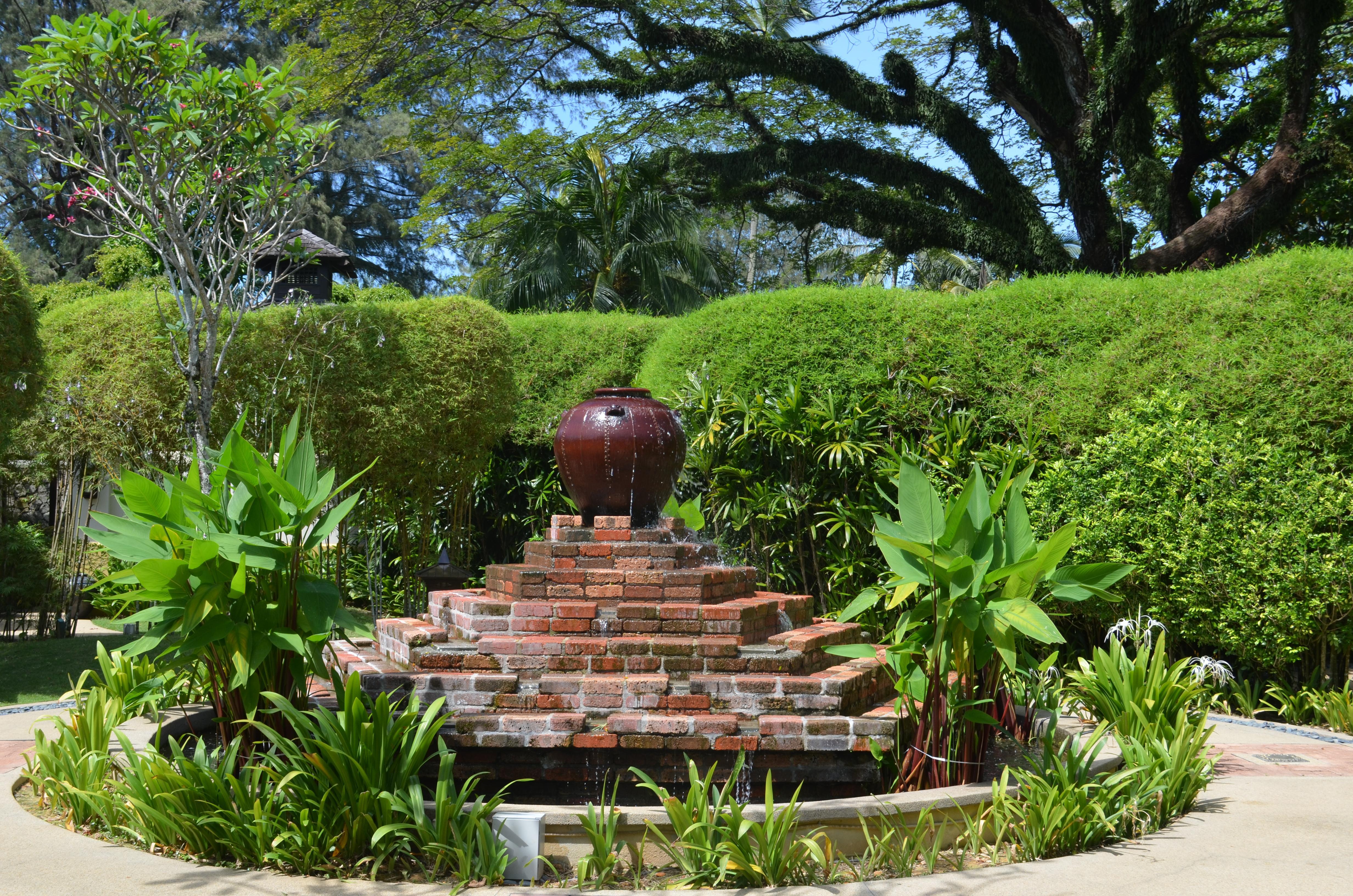Shangri-La Rasa Sayang, Penang Batu Ferringhi Esterno foto Fountain at the entrance of the park